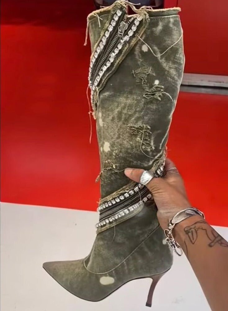 Botas altas hasta la rodilla de mezclilla deslavada con zipper (cierre) y diamantes