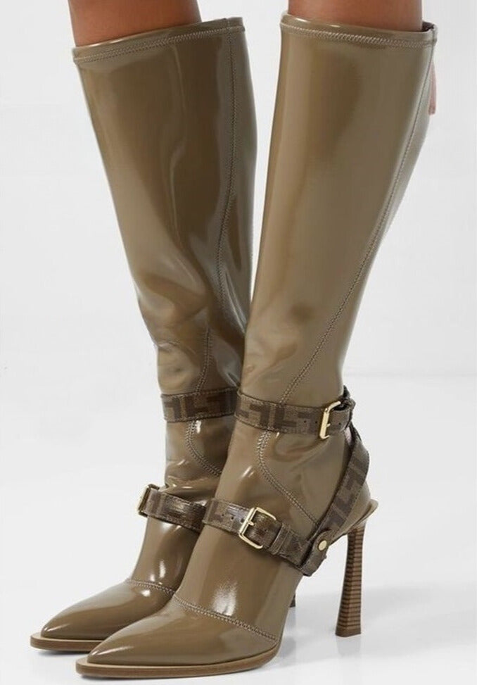 Botas latas hasta a rodilla de charol beige/cafe con punta en v