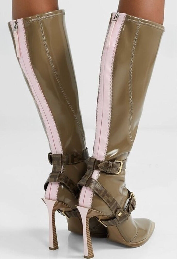 Botas latas hasta a rodilla de charol beige/cafe con punta en v