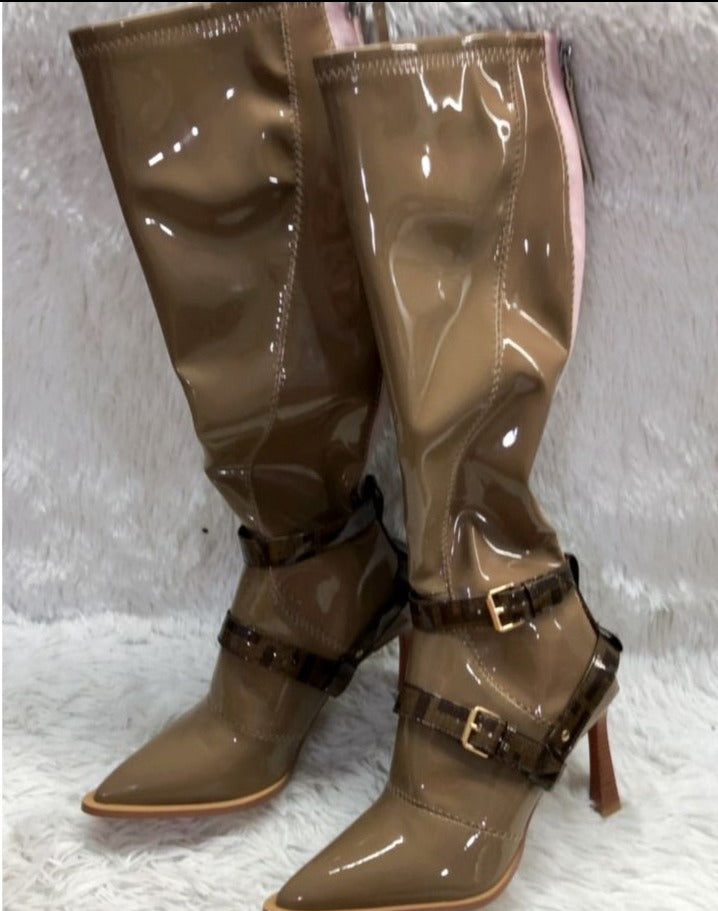 Botas latas hasta a rodilla de charol beige/cafe con punta en v